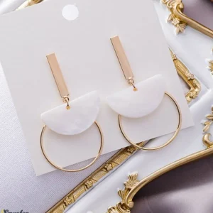 Halv cirklar och ringar örhängen i gyllene och vita färger<VSmycken Fashion