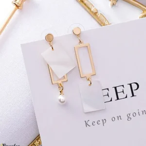 Rektangulära örhängen i gyllene och vita färger<VSmycken Discount